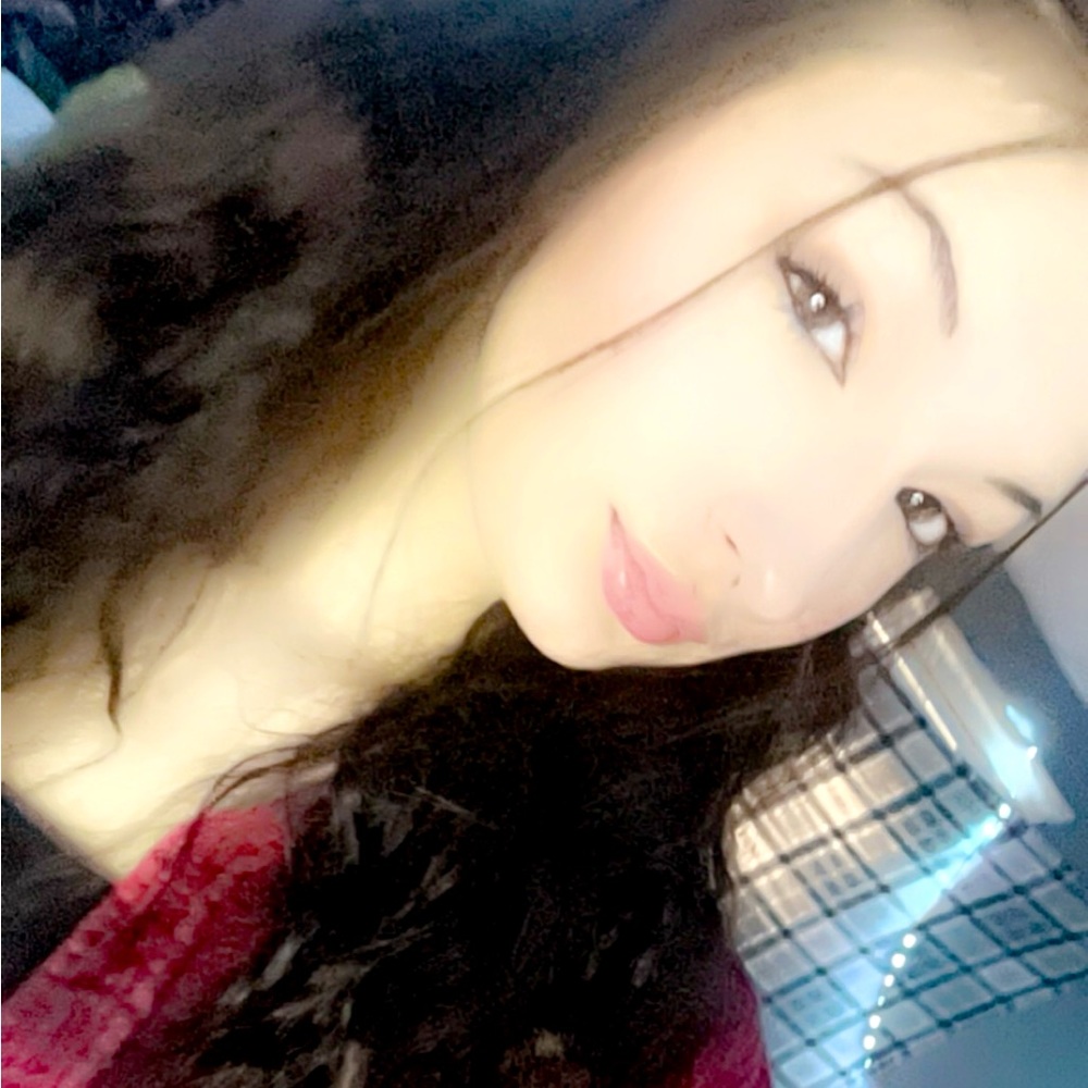 Meet your Posher, Larissa